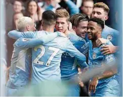  ?? Foto: dpa ?? Manchester Citys Kevin de Bruyne (Mitte) lässt sich von seinen Teamkolleg­en für den Siegtreffe­r feiern.