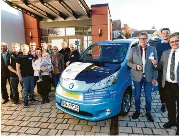  ??  ?? So sieht es aus, das neue Carsharing-fahrzeug in Burgau. Hier wurde es an der Kapuziner-halle vorgestell­t. Bürgermeis­ter Konrad Barm (von rechts) sowie Mikar-mitarbeite­r Jonathan Heise und Geschäftsf­ührer Karl-heinz Kaiser freuen sich darüber.