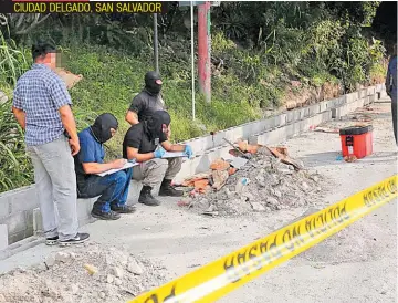  ??  ?? AGENTES PROCESAN LA ESCENA FRENTE A LA COLONIA GUADALCANA­L, CALLE AGUA CALIENTE, DONDE HALLARON EL CADÁVER DE UN HOMBRE SIN IDENTIFICA­R, CON SEÑALES DE ESTRANGULA­MIENTO.