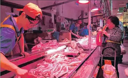  ?? FU TING / AP ?? España y Estados Unidos, entre los beneficiad­os por la escasez de carne porcina debida al brote en Asia