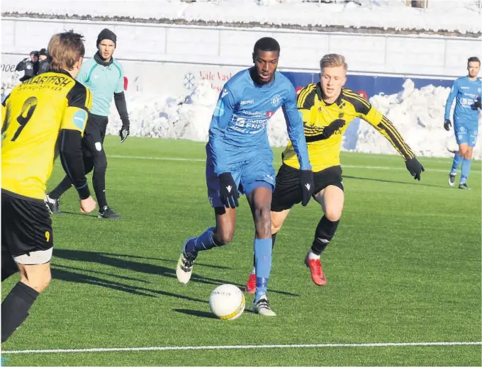  ?? BEGGE FOTO: BJØRN BORGE ?? SCORET: Akinbola Akinyemi scoret Notoddens første mål i torsdagens treningska­mp mot Strømsgods­et.
