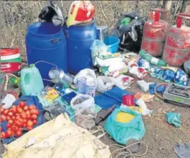  ?? HT PHOTO ?? A huge quantity of materials, including edibles, stores and sustenance items for winters, were seized from the militant hideout in Shopian.