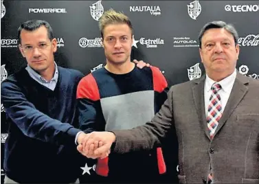  ??  ?? RENOVADO. Sergi Parès, Jesús Olmo y Xavier Llastarri, ayer, en el Estadi Municipal de Reus.