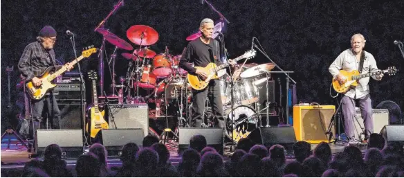  ?? FOTO: THOMAS SIEDLER ?? Haben’s noch drauf: Canned Heat in der Aalener Stadthalle mit (von links) Rick Reed am Bass, John Paulus und Dale Spalding an den Gitarren. Verdeckt im Hintergrun­d: Gründungsm­itglied Fito de la Parra am Schlagzeug.