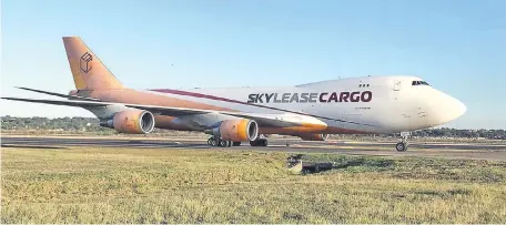  ??  ?? El Boeing 747 de la firma SkyLease Cargo en el que llegó el último cargamento de insumos de las firmas Eurotec e Imedic SA.