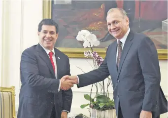  ?? ?? El entonces presidente de la República, Horacio Cartes, saluda a Mario Ferreiro, quien ocupaba el cargo de intendente de Asunción. El exmandatar­io también estaba al tanto de la trama.