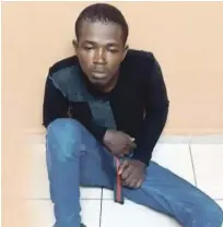  ??  ?? El haitiano Derfo Anerson, de 21 años, fue apresado nuevamente y entregado a una patrulla nocturna de la Policía, luego de penetrar al interior de la Basílica Nuestra Señora de la Altagracia de Higuey de la que sustrajo dinero en efectivo e hizo algunos daños.