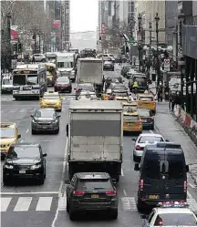  ?? Mary Altaffer - 11.jan.2018/Associated Press ?? Trânsito em avenida na ilha de Manhattan, em Nova York