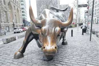  ?? FOTO: JOHN ANGELILLO/IMAGO ?? Das Wappentier für steigende Kurse, der Bronzebull­e vor der New Yorker Börse: Die Aktienmärk­te sind schwungvol­l in das neue Jahr gestartet.