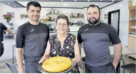  ?? Gabriel Utiel ?? Vicente (i) y su hermano Jorge, con su madre y cocinera Mari Carmen en el centro, acompañada de su célebre tortilla.