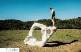  ??  ?? Lazio
Davide Dormino, Tree Gates of IN-perfection - Atlante, 2019, nel parco di Vejo, presso Sacrofano (Roma). L’installazi­one si inserisce nel progetto Arte sui cammini.