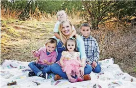  ?? [PHOTO PROVIDED BY KRISTIN
LINSENMEYE­R PHOTOGRAPH­Y] ?? ABOVE: Tiffany Spierling poses with her family before the birth of her fifth child. With her are children, Landon, 7, Colton, 5, Callum, 3, and Blythe, 1.