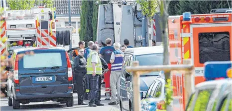  ?? FOTO: DPA ?? 28. Mai 2018 in Köln: Rettungsfa­hrzeuge an der Unfallstel­le, wo ein Siebenjähr­iger von einem Müllwagen erfasst wurde.