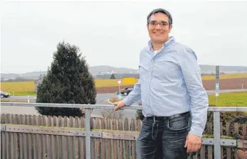  ?? SZ-FOTO: EIS ?? Der 39-jährige Hans-Peter Eller aus dem Obermarcht­aler Teilort Datthausen kandidiert als Bürgermeis­ter.