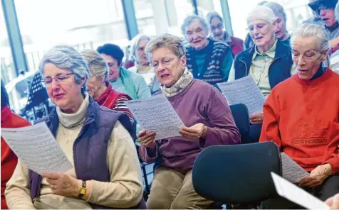  ?? Foto: Marcus Merk ?? Immer mehr Teilnehmer haben Freude bei der Veranstalt­ung „Singen für Senioren“im Haus der Musik in Neusäß.