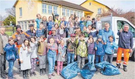  ?? FOTOS: ANDY HEINRICH ?? Auf die Kinder ist Verlass: Sie helfen kräftig bei der Seeputzete mit.