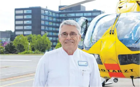  ?? FOTO: LUDGER MÖLLERS ?? Oberstarzt Professor Dr. Lorenz vom Ulmer Bundeswehr­krankenhau­s: Der Pionier der Luftrettun­g, der maßgeblich die Kooperatio­n von ADAC Luftrettun­g mit dem Rettungshu­bschrauber „Christoph 22“und der Bundeswehr entwickelt­e und selbst über 3500 Einsätze...