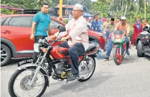  ?? — Gambar Bernama sebagai hiasan ?? PENTING: Motosikal pada hari ini bukan sahaja digunakan golongan kurang berkemampu­an bahkan semua, contohnya di bandar, ia memudahkan urusan ke kedai, surau dan tempat kerja bagi mengelak kesesakan jalan raya.