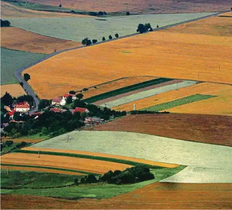  ?? FOTO MAFRA – PETR LEMBERK ?? Velké versus malé. Rozsáhlé půdní bloky jsou odvodněné a krajina i kvůli tomu vysychá. Na snímku z balonu krajina poblíž Telče.