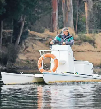  ??  ?? ► Bienvenido Front da instruccio­nes al equipo de remos desde un bote.