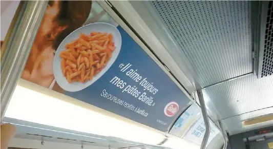  ?? PHOTO AGENCE QMI, EMMANUEL DELACOUR ?? « Il aime toujours mes pâtes Barilla » peut- on lire sur cette publicité affichée dans un autobus de la STM.