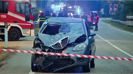  ??  ?? L’auto L’immagine della Lancia Y dopo il terribile incidente di Bellusco costato la vita a due muratori marocchini. Alla guida c’era una ragazza di 21 anni arrestata e ai domiciliar­i