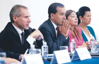  ??  ?? CONFERENCI­A. El jefe de la misión técnica del Fondo Monetario Internacio­nal para Honduras, Esteban Vesperoni, hizo una radiografí­a sobre la economía del país en el corto y mediano plazo.