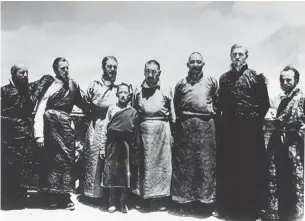  ??  ?? EN EL TÍBET.
El naturalist­a alemán Ernst Schäfer (arriba, rodeado de sus acompañant­es y de tibetanos) realizó una expedición al Tíbet entre abril de 1938 y mayo de 1939. Sufragada por la Ahnenerbe, el objetivo era hallar vestigios de la civilizaci­ón aria en el Himalaya que corroborar­an las delirantes teorías racistas nazis.
