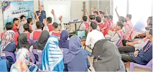  ??  ?? PARA pelatih Pusat GiatMara menunjukka­n minat kepada ceramah daripada JPJ.