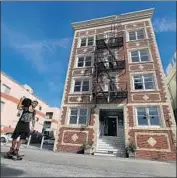  ?? Mel Melcon Los Angeles Times ?? CITY ATTY. Mike Feuer accused the owner of this building on Ocean Front Walk of operating an illegal hotel by renting out units for short-term stays.