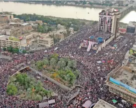  ?? (AFP) ?? An aerial view shows Iraqi protesters at Baghdad's Tahrir square on Saturday