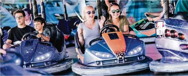  ??  ?? Auf dem Autoscoote­r ist erlaubt, was sonst verboten ist: Fahren ohne Gurt und andere Autos rammen. Bernadette (l.) und Antonia haben an Letzterem sichtlich Spaß.