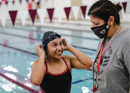  ?? RYAN GARZA Detroit Free Press/TNS ?? Swim team member Xitlali Zayas listens to coach Chais Plascencia during practice at Western Internatio­nal High School in Detroit.