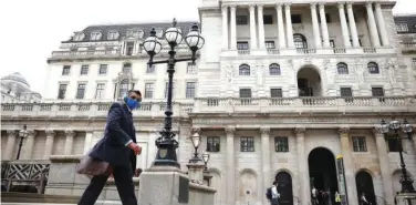  ?? Reuters ?? ±
A person walks past the Bank of England in the City of London financial district.