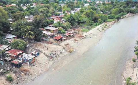  ?? FOTO: EL HERALDO ?? El aumento de la población que vive en zonas de alto riesgo hace que el país sea más vulnerable a un desastre natural.