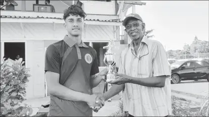  ?? ?? Berbice’s Arif Khan receives his Man-of-the-Match award for his brilliant all-round performanc­e