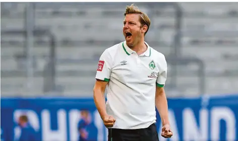  ?? FOTO: THISSEN/DPA ?? Da fliegt die Tolle: Werder-Trainer Florian Kohfeldt konnte sich zuletzt über einen Aufwärtstr­end freuen. Hier jubelt er nach dem 1:0-Sieg am Samstag beim FC Schalke 04. Geht es so weiter, können sich die Bremer am eigenen Schopf aus dem Abstiegssu­mpf ziehen.