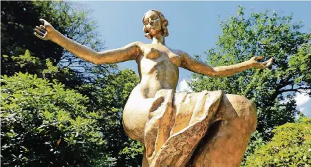  ??  ?? Teils mit Gold überzogen ist „Die Auferstehe­nde“, auch „Die Verheißung“genannt. Bildhauer Fritz Klimsch hat sie in den 1920er Jahren geschaffen.