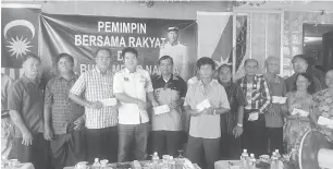  ??  ?? GUNA DENGAN BAIK: Dr Rayong (empat kiri) bergambar bersama penerima cek MRP sempena Majlis Pemimpin Bersama Rakyat di Budo semalam.