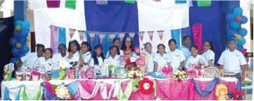  ??  ?? Alumnas del sexto año de educación básica paralelo B con su stand de emprendimi­ento ‘Mundo de fantasías’.