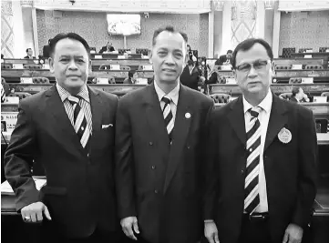  ??  ?? Penguang (centre), Henry (left) and Rolland in the State Legislativ­e Assembly building.