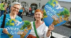  ?? Foto: Silvio Wyszengrad ?? Für die Augsburger Ortsgruppe von „Omas for future“waren (von links) Isabella Geier und Rita Christ auch bei der Menschenke­tte in Augsburg mit dabei.