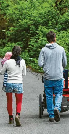  ?? Foto: Felix Kästle, dpa ?? Kindererzi­ehung kostet viel Zeit und auch Geld. Das Elterngeld kann hier helfen. Die Materie ist indes komplizier­t. Vorbereitu­ng zahlt sich aus.