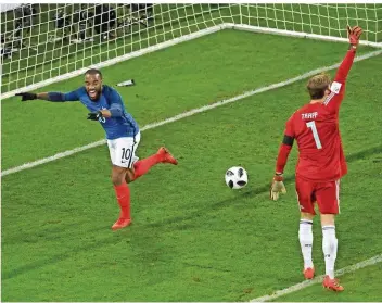  ?? FOTO: THISSEN/DPA ?? Frankreich­s Offensivsp­ieler Alexandre Lacazette (links) dreht nach seinem Tor zum 1:0 jubelnd ab, der deutsche Torwart Kevin Trapp (rechts) reklamiert vergeblich.