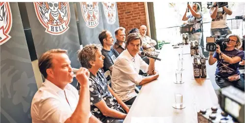  ?? RP-FOTO: ANDREAS ENDERMANN ?? Die Toten Hosen stellen gemeinsam mit Uerige-Baas Michael Schnitzler (l.) ihr Bier vor, das „Hosen Hell“.