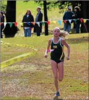  ?? TANIA BARRICKLO — DAILY FREEMAN ?? Roosevelt’s Sarah Trainor heads to the finish line en route to winning the girls individual title in Friday’s MHAL cross country championsh­ips at Ogden Mills Estates.