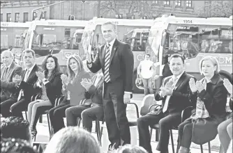  ??  ?? El jefe de Gobierno, Miguel Ángel Mancera, durante el banderazo de salida a 148 camiones nuevos del Sistema M1 en el Zócalo. Lo acompañaro­n los titulares de ese organismo, Laura Itzel Castillo, y de la Secretaría de Movilidad, Héctor Serrano ■ Foto...