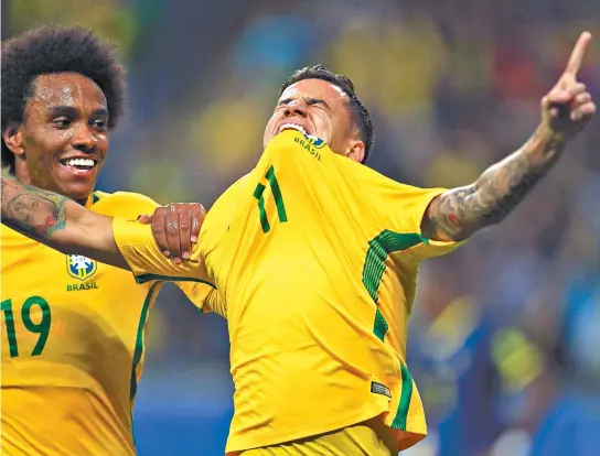  ??  ?? Philippe Coutinho comemora o gol marcado e festeja ao lado de Willian. Brasil chega ao nono triunfo seguido nas Eliminatór­ias Sul-Americanas
