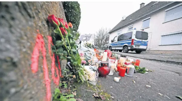  ?? FOTOS: BERND WEISSBROD/DPA ?? Menschen entzündete­n Kerzen und legten Blumen am Tatort nieder. Die Polizei hat Spuren mit gesprühten Zahlen gekennzeic­hnet.