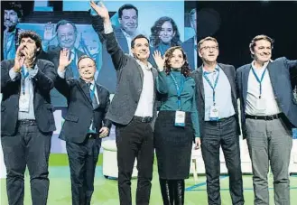  ?? Barcel nngel molina /  F ?? Ayuso, entre Bonilla i Feijóo, en un congrés del PP a Granada l’any passat